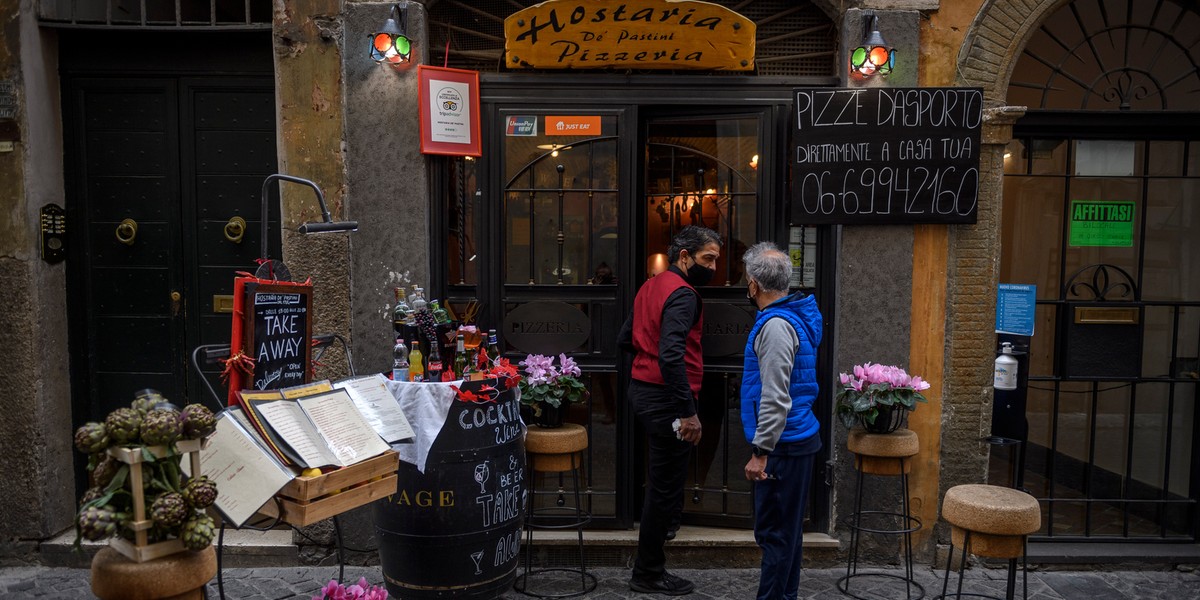 Wyjątek od włoskiego zakazu stanowią osoby mające stały pobyt we Włoszech, które mogą wrócić. Muszą jednak wykonać dwa testy na obecność koronariwusa i poddać się 14-dniowej kwarantannie.