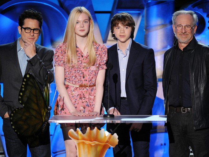 Steven Spielberg, J.J. Abrams, Elle Fanning oraz Joel Courtney zaprezentowali fragmenty owianego tajemnicą filmu 'Super 8'