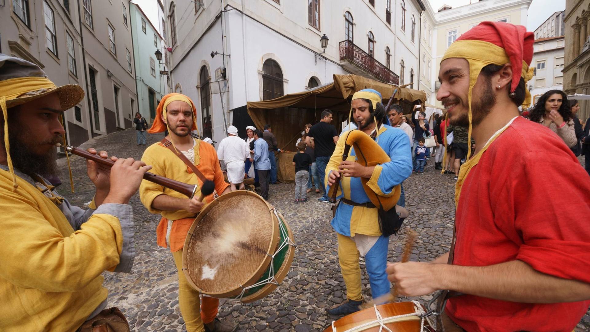 Muzičari obrađuju svetske hitove u srednjevekovnom fazonu i pokreću novi žanr