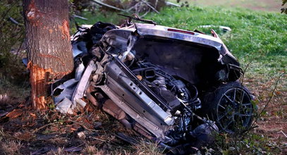 Porsche roztrzaskało się na drzewie, dwie osoby trafiły do szpitala. Koszmarne wieści...