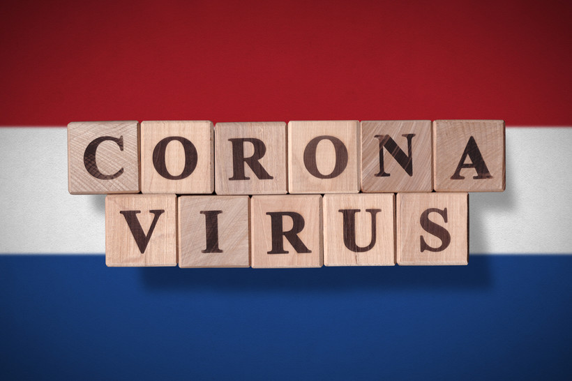 Z danych instytutu wynika, że spada liczba nowych infekcji koronawirusem oraz przyjęć do szpitali z powodu Covid-19.