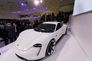 Oto Taycan. Pierwszy elektryczny samochód od Porsche [ZDJĘCIA]