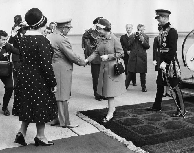 Kraljica Elizabeta Druga sa suprugom u poseti Jugoslaviji, dočekali su ih Jovanka Broz i Josip Broz Tito