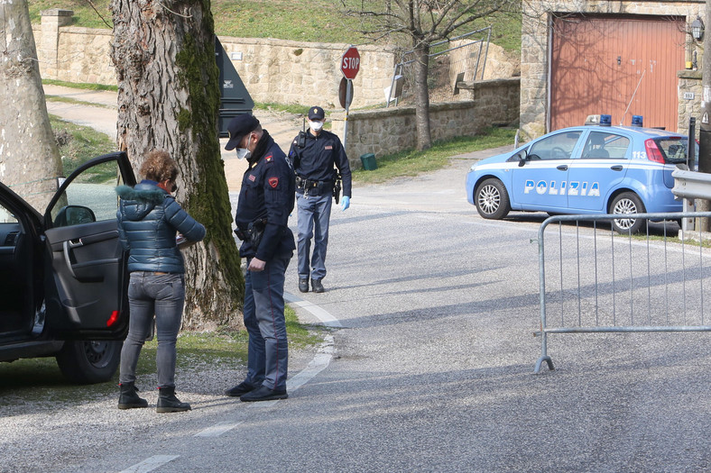Koronawirus we Włoszech: Policja blokuje miasta 