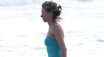 48-letnia Naomi Watts na plaży. Jak się prezentuje?