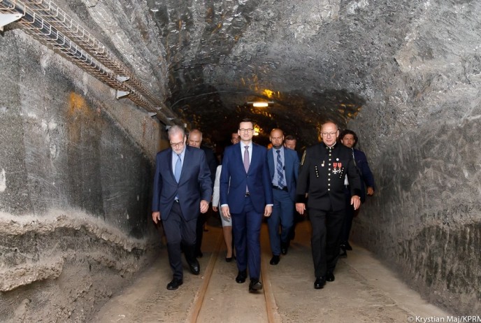 Premier Mateusz Morawiecki i reżyser Peter Greenberg w Wieliczce podczas polskiej premiery "Royal Tour". Fot. Krystian Maj/KPRM