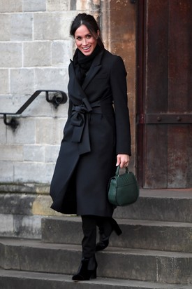 Meghan Markle nem egyszer jelent meg tetőtől talpig monokróm fekete összeállításban a királyi látogatások során, pedig ezt tradicionálisan csak gyász idején szokás