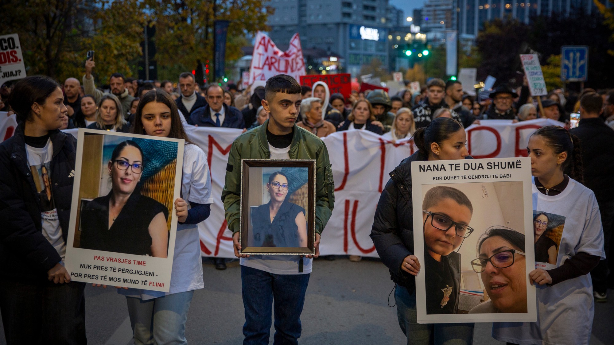 Tisíce ľudí protestovali v Kosove proti pretrvávajúcemu násiliu na ženách.