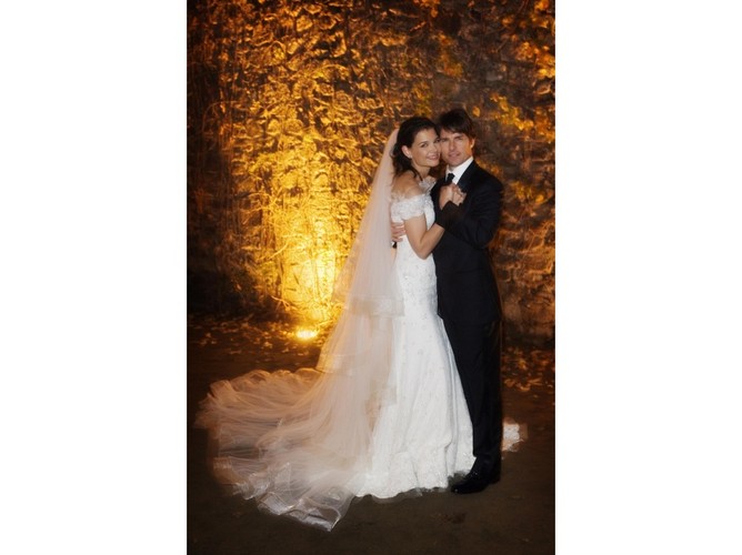 Najsłynniejsze suknie ślubne wszech czasów - Katie Holmes, ślub z Tomem Cruise'em.