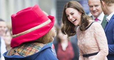 MINDENT hajíts messzire! Kate Middleton egy hatalmas plüssmacival táncol az utcán