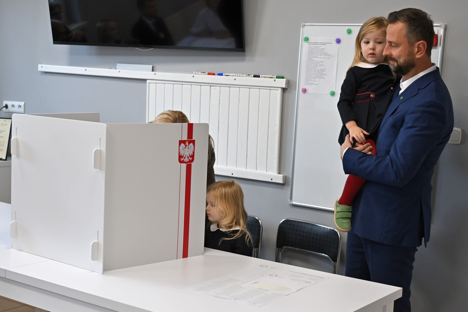 Jeden z liderów Trzeciej Drogi Władysław Kosiniak-Kamysz oddał głos w lokalu wyborczym w Podolanach