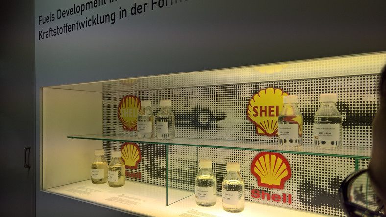 Próbki paliw dla Formuły 1. Shell