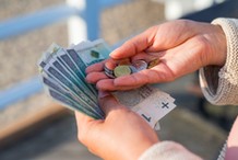 Przelewy z ZUS dla tysięcy kobiet, średnio ponad 1000 zł miesięcznie. Kto skorzysta?