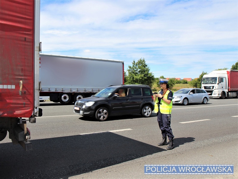 Policjanci z Wrocławia podczas akcji "Dystans" sprawdzali, czy kierowcy stosują się do obowiązku utrzymywania odpowiedniego dystansu od poprzedzającego pojazdu