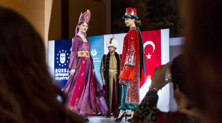 Oszmán divatbemutatót rendezett Budapesten a Török Kulturális Központ  - Foró: MTI Szigetváry Zsolt
