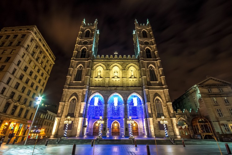 Bazylika Notre Dame w Montrealu - Jest najstarszym kościołem Kanady wzniesionym w stylu neogotyckim. 24 lutego 1989 roku wpisany na listę National Historic Sites of Canada jako narodowy pomnik historyczny.