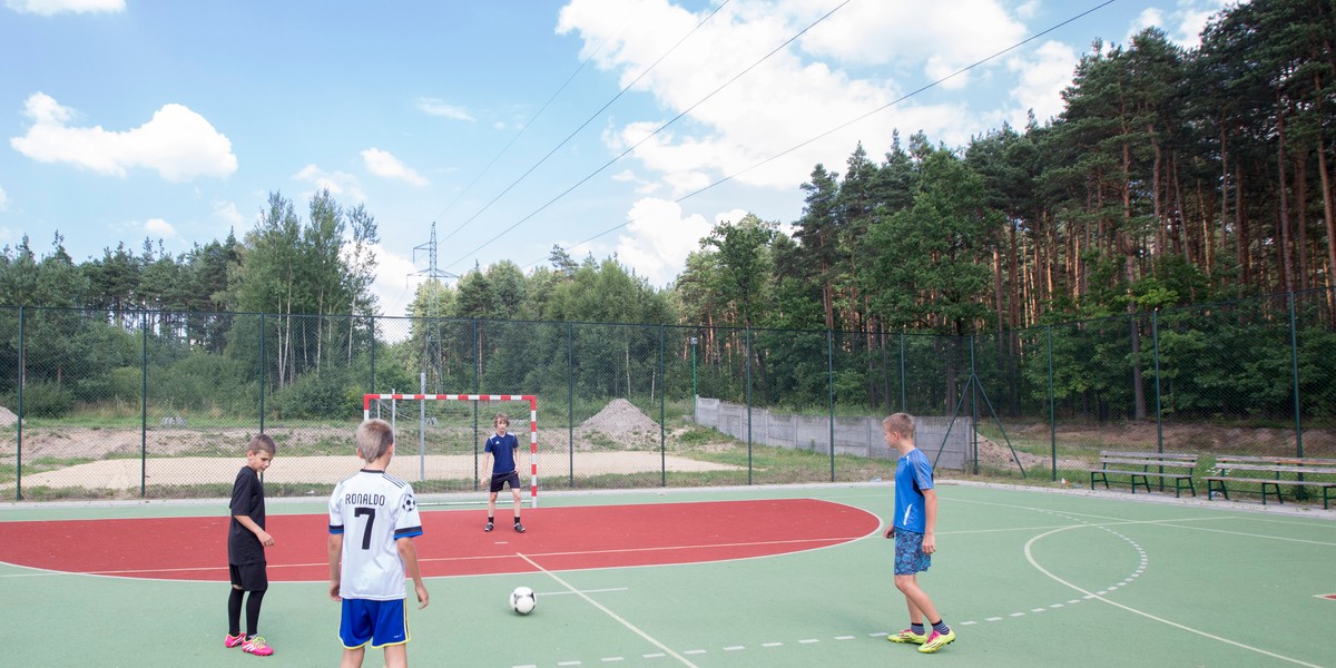 Lisów. Boisko szkolne pod linią wysokiego napięcia 