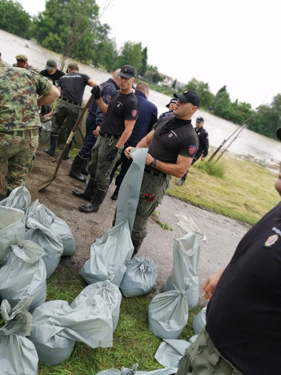 Pripadnici MUP pomažu ugroženom stanovništvu