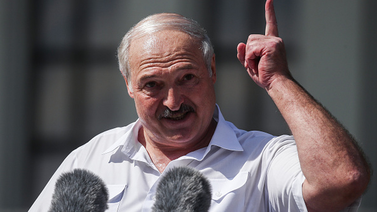 Białoruski dyktator Aleksander Łukaszenko podpisał projekt ustawy o zmianie Kodeksu karnego. Kara śmierci, poprzez rozstrzelanie, może być zasądzona nawet za próbę popełnienia "aktów terroryzmu". Zdaniem białoruskiej opozycji, to odpowiedź reżimu na działalność "kolejowych partyzantów".