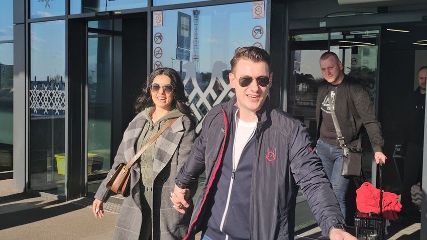 Tanja Savić sa dečkom na aerdromu "Nikola Tesla"