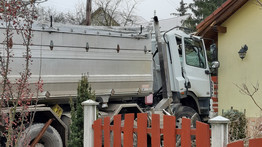 Teherautó hajtott egy nagykovácsi családi ház kertjébe – Fotók a helyszínről