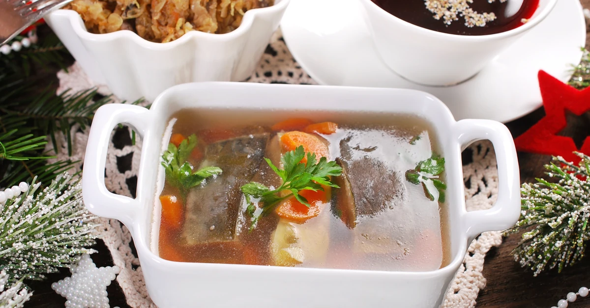 Genialna, bursztynowa i przejrzysta galareta z karpia. Na stole w Wigilię będzie gwiazdą