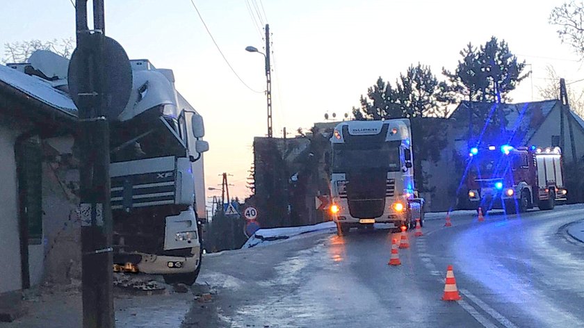 Tir wjechał w budynek w Białej Rawskiej