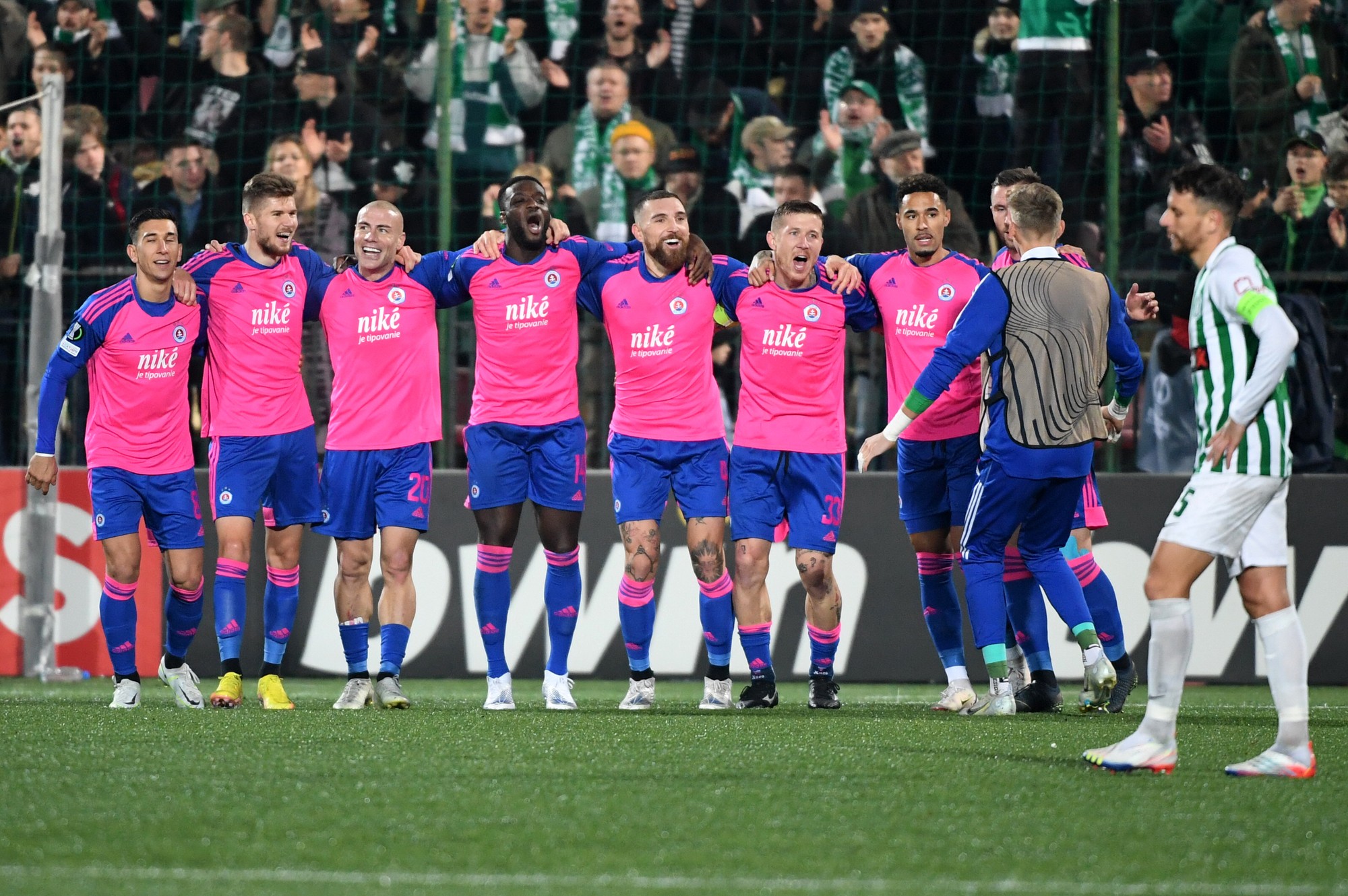 Futbalisti Slovana Bratislava sa tešia po víťazstve.