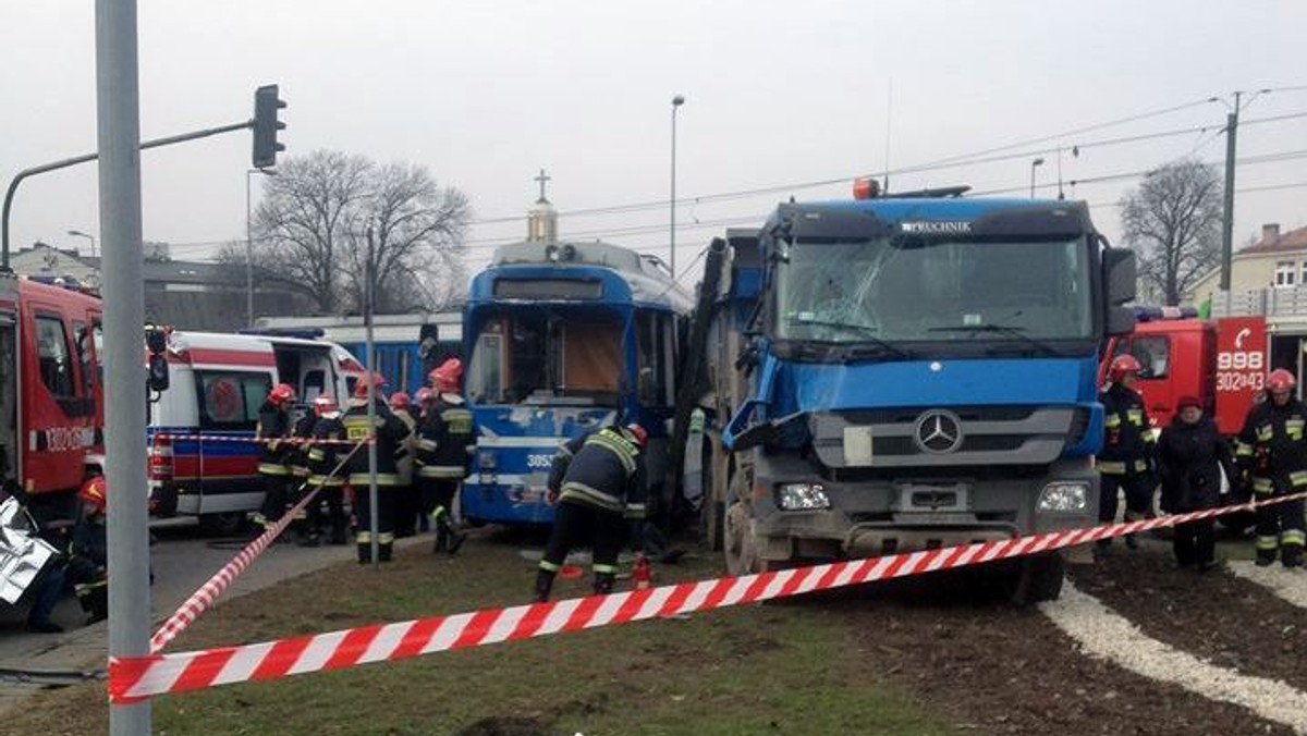 W Krakowie, na rondzie Grunwaldzkim miał miejsce groźny wypadek - doszło do zderzenia tramwaju linii nr 11 z ciężarówką. Jak informuje PAP - w wypadku 13 osób zostało rannych. Wypadek spowodował poważne utrudnienia w ruchu.