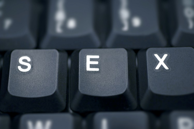 <b>Pornoszantaż</b>
<br><br>
Oglądanie filmów pornograficznych nie należy to czynności, którymi lubimy chwalić się przed swoimi znajomymi i rodzinami. Jedna z antypirackich kancelarii prawniczych w Stanach Zjednoczonych wpadła na pomysł, jak wykorzystać strach internautów przed odkryciem ich 