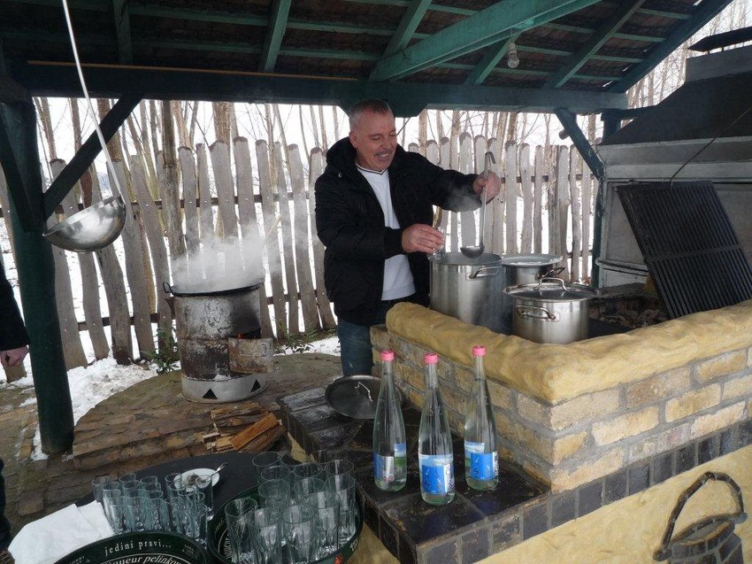 Kuvana rakija da majstore ne uhvati meze - Kuvamo kajsiju, crno vino. Stari ljudi kažu da se rakija i vino kuvaju da mesare ne uhvati meza - šale se svi majstori.