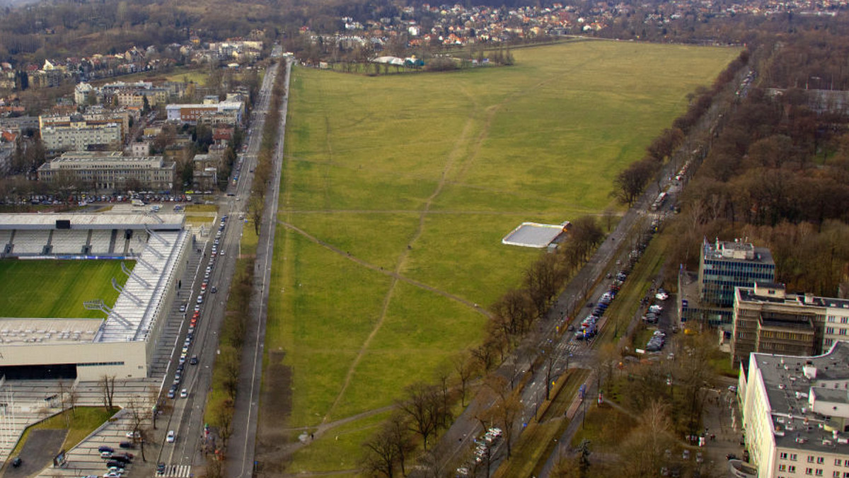 Na krakowskich Błoniach rośnie druga w mieście łąka papieska, która będzie przypominać o Światowych Dniach Młodzieży 2016. Na niewielkim skwerze (ok. 6 arów) ma zakwitnąć ok. 50 gatunków kwiatów.