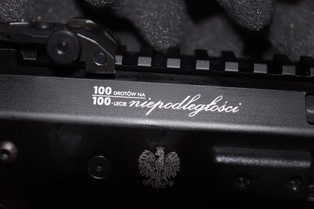 Karabinek z okazji 100-lecia niepodległości. "Łucznik" wypuścił broń dla kolekcjonerów [ZDJĘCIA]