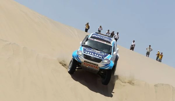 Dakar 2013: Hołowczyc zawiedziony, Sainz utknął na wydmach (2. etap, wyniki, galeria)