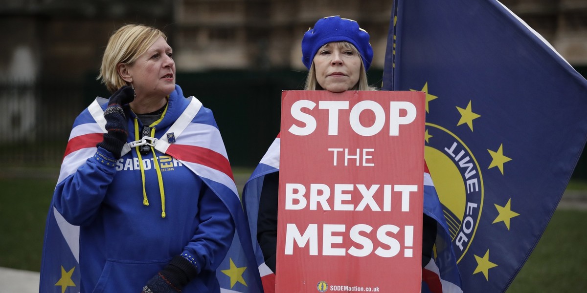 Premier May zadeklarowała w poniedziałek, że Wielka Brytania nie będzie jednak pobierała opłaty od mieszkających na Wyspach Europejczyków, którzy muszą zarejestrować się, by móc pozostać na stałe w Wielkiej Brytanii po brexicie. Początkowo zapowiadano, że trzeba będzie za to zapłacić ok. 320 zł
