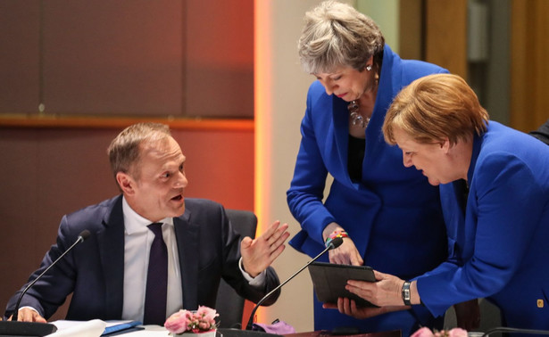 Donald Tusk Theresa May i Angela Merkel