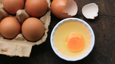 Tak sprawdzisz, czy jajka są świeże. Pięć niezawodnych sposobów