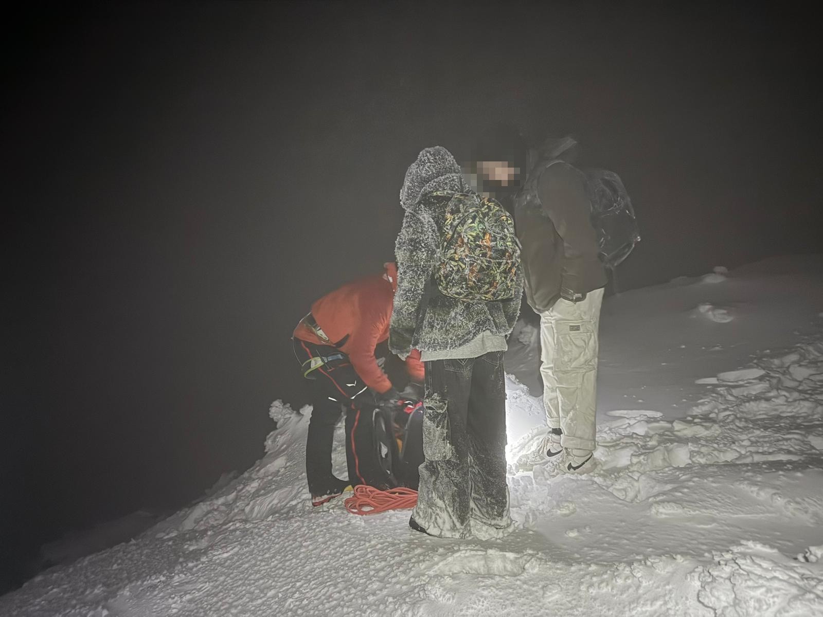 Zahraniční turisti zostali na vrchu Suchý bezmocní.