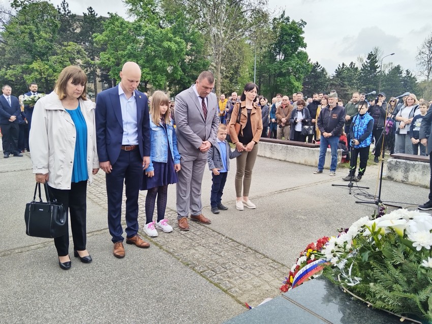 Porodica Milenka Pavlovića ispred spomenika na obeležavanju 24-godišnjice od njegove pogibije