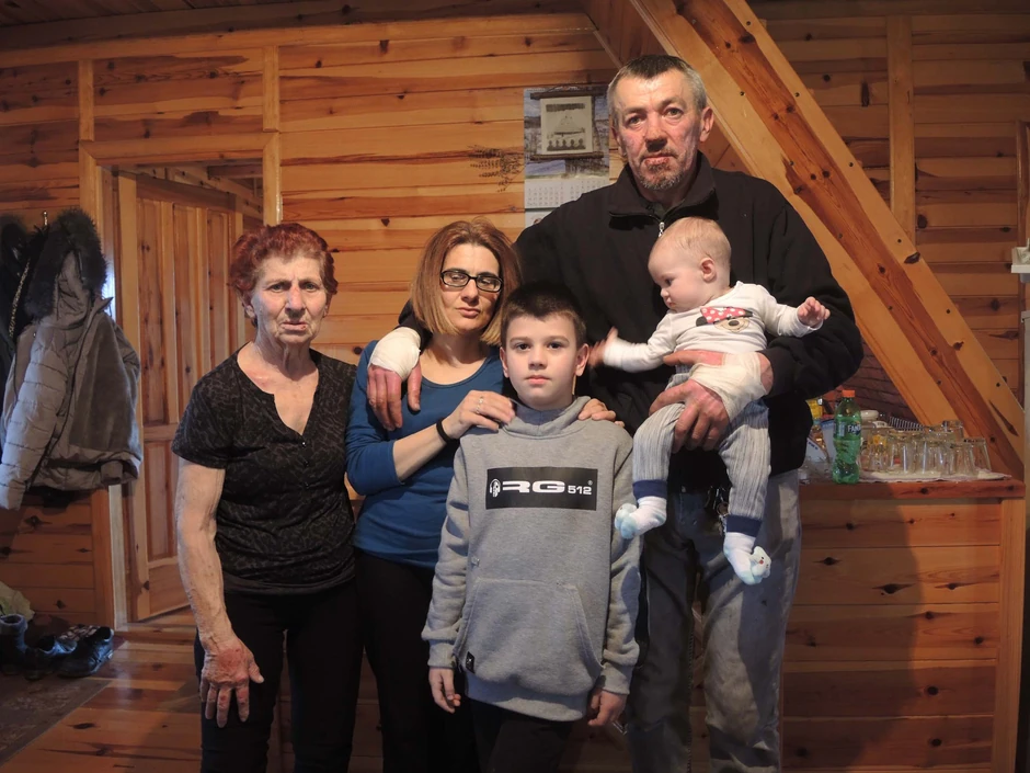 Za tili čas ostali beskućnici: Nebojša sa suprugom Obradinkom, sinom Markom, ćerkicom Jelenom i taštom Stanojlom