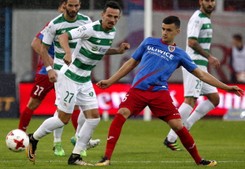 Ekstraklasa: Lechia grająć ponad pół meczu w '10' pokonała Piasta