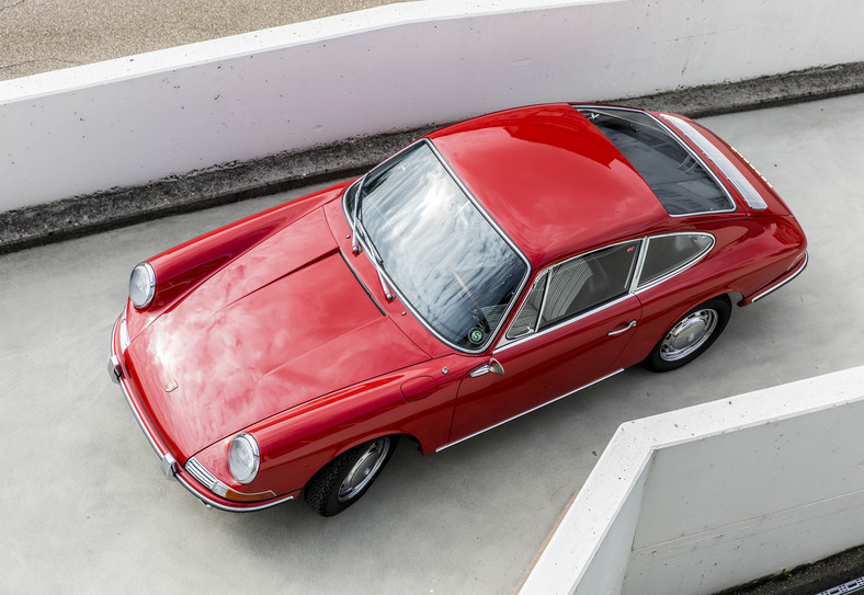 Porsche wyprodukowało 82 sztuki modelu 901, zanim zmieniło nazwę auta na 911. Na zdjęciu samochód nr 57.