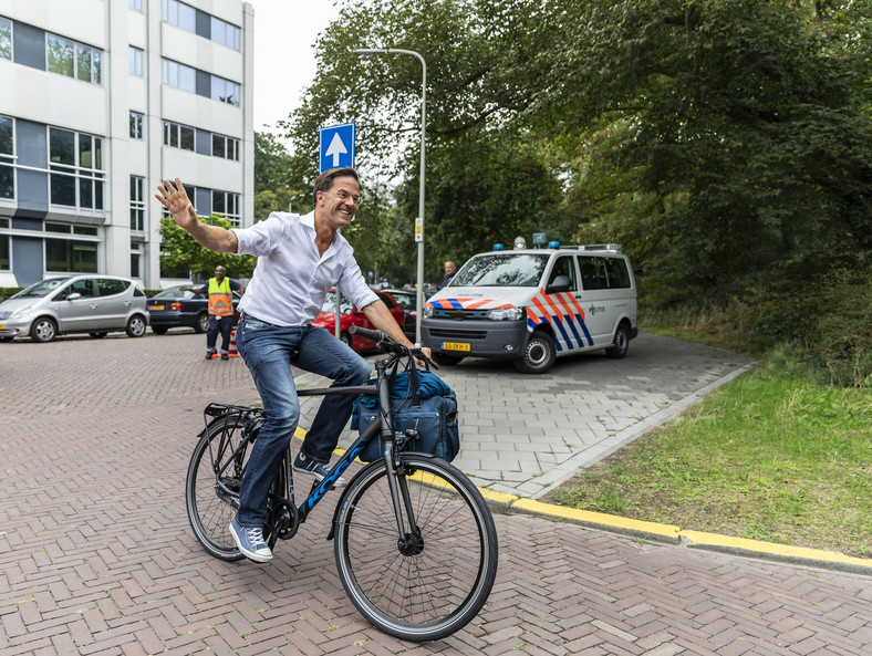 Premier Holandii Mark Rutte w drodze do pracy 