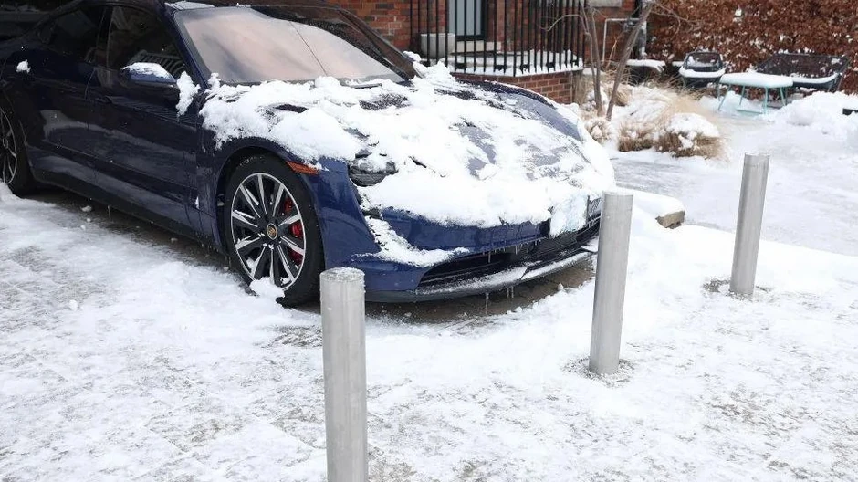 Stubovi na privatnom parking mestu u Kanadi, koji bi sprečili krađu automobila. | Foto: Getty Images