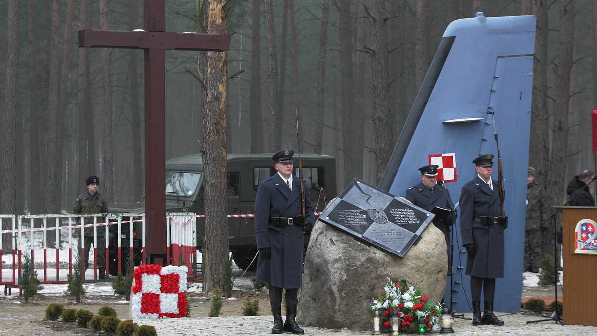 Ministerstwo Obrony Narodowej zawarło w drodze ugody przedsądowej pierwsze porozumienie w sprawie zadośćuczynienia dla osoby poszkodowanej w katastrofie CASY - poinformował resort na swej stronie internetowej.