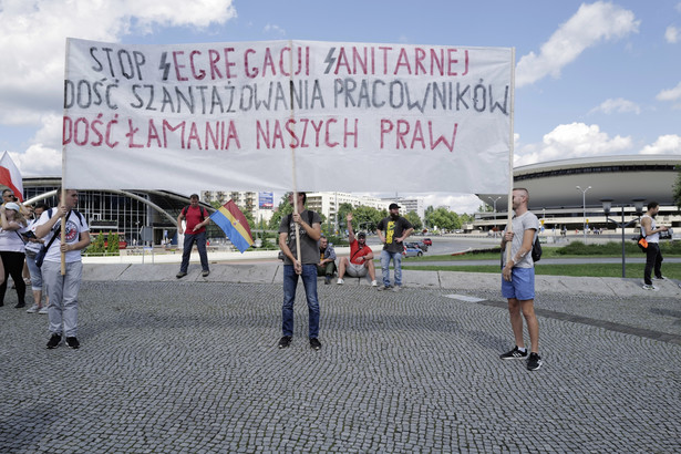 Uczestnicy zorganizowanego przez przeciwników szczepień przeciw COVID-19 "Marszu Wolności” na ulicach Katowic