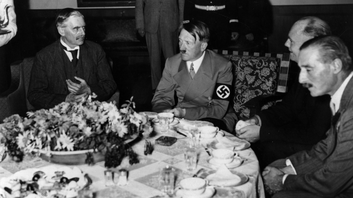 Dożywszy lat 95 Margot Woelk zdecydowała, że nadszedł czas, by podzielić się ze światem pewnym sekretem z czasów drugiej wojny światowej. Schorowana, ale wciąż jeszcze pełna życia wdowa jest zapewne ostatnią żyjącą członkinią grupy kobiet, które wiedziały na sto procent, że Adolf Hitler był wegetarianinem — ponieważ przez dwa i pół roku próbowały wszystkiego, co mu podawano do jedzenia.