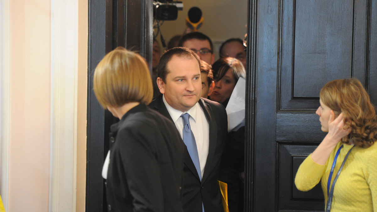 B. szef kancelarii premiera Tomasz Arabski powiedział, że wznowienie śledztwa ws. nieprawidłowości w przygotowaniu wizyt w Katyniu 7 i 10 kwietnia 2010 roku nie ma związku z jego osobą. Zapewnił jednocześnie, że jest do dyspozycji prokuratury.
