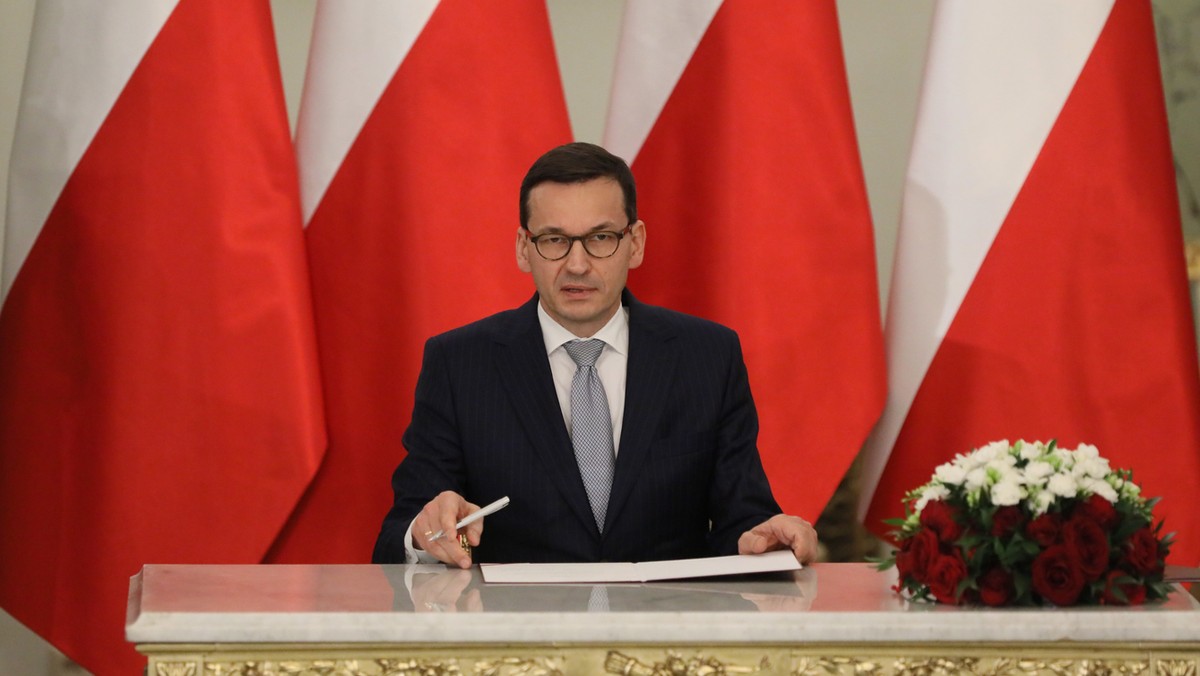 Mateusz Morawiecki, który został powołany na urząd premiera, dziś o godz. 16 wygłosi w Sejmie expose. Głosowanie nad wotum zaufania dla jego gabinetu zaplanowano na jutro rano. - Naszą latarnią, naszym punktem odniesienia będzie na pewno rodzina, praca, mieszkanie - zapowiedział nowy premier.