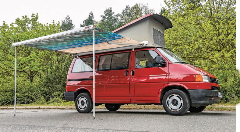 Volkswagen T4 California jest niesamowicie wszechstronnym pojazdem. Kupując go, otrzymuje się trzy w jednym: auto do jazdy na co dzień, kampera przydatnego podczas urlopu, a do tego jeszcze można cieszyć się z jazdy klasycznym modelem.